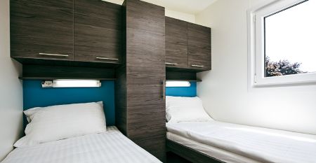 Außenansicht eines modernen Mobilheims mit Holzverkleidung und überdachter Terrasse im Mobile Homes Terme Ptuj.