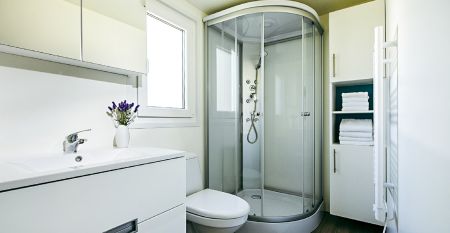 Außenansicht eines modernen Mobilheims mit Holzverkleidung und überdachter Terrasse im Mobile Homes Terme Ptuj.