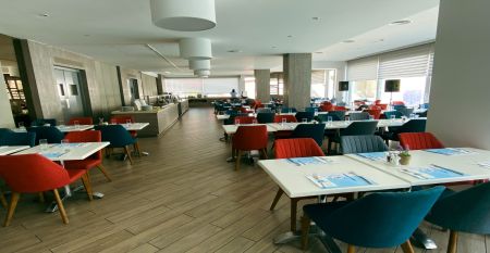 Sonnendurchfluteter Terrassenbereich des Park Beach Hotels mit Sitzmöglichkeiten.