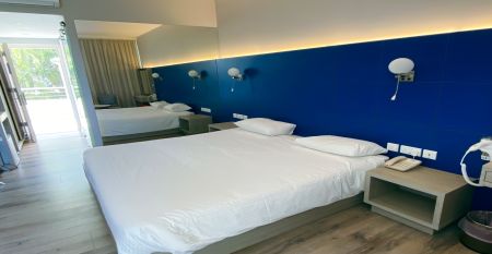 Sonnendurchfluteter Terrassenbereich des Park Beach Hotels mit Sitzmöglichkeiten.