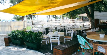 Sonnendurchfluteter Terrassenbereich des Park Beach Hotels mit Sitzmöglichkeiten.