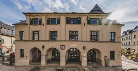 Vorderansicht des Jugendgästehauses in Plauen, ein schönes, rustikales Gebäude, das ehemals eine Feuerwachse war