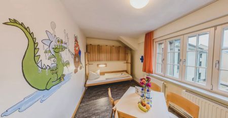 Vorderansicht des Jugendgästehauses in Plauen, ein schönes, rustikales Gebäude, das ehemals eine Feuerwachse war