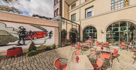 Vorderansicht des Jugendgästehauses in Plauen, ein schönes, rustikales Gebäude, das ehemals eine Feuerwachse war