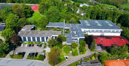 Luftaufnahme des Sport und Seminar Center Radevormwald mit umliegenden Sportanlagen