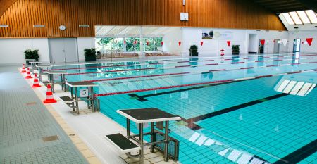 Luftaufnahme des Sport und Seminar Center Radevormwald mit umliegenden Sportanlagen