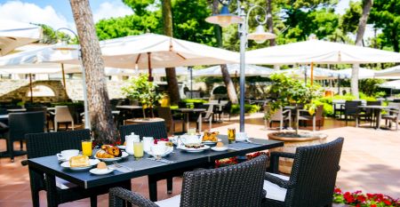 Moderne Unterkunft im Pinienwald – Teil des Hotels Riva del Sole in der Toskana 
