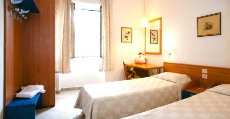 Moderne Unterkunft im Pinienwald – Teil des Hotels Riva del Sole in der Toskana 