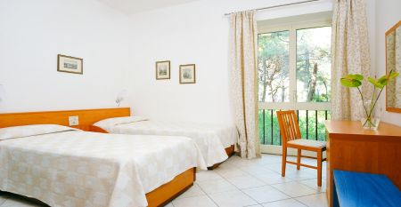 Moderne Unterkunft im Pinienwald – Teil des Hotels Riva del Sole in der Toskana 