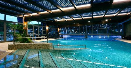 Moderne Unterkunft im Pinienwald – Teil des Hotels Riva del Sole in der Toskana 