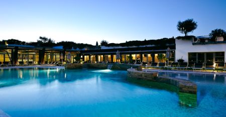 Moderne Unterkunft im Pinienwald – Teil des Hotels Riva del Sole in der Toskana 