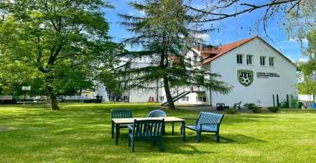 Außenansicht mit schönem, großen Garten und Sitzgruppe beim Sportcampus Schlotheim