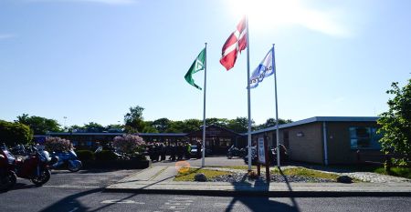 Sportzentrum Tondern Außenansicht mit Flaggen vor dem Eingang