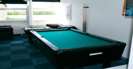 Sportzentrum Tondern Außenansicht mit Flaggen vor dem Eingang