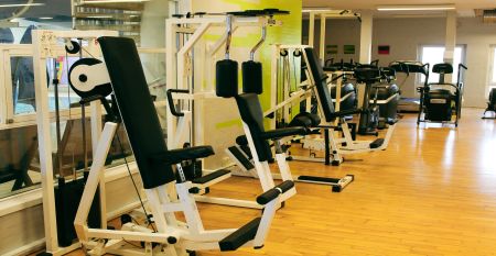 Sportzentrum Tondern Außenansicht mit Flaggen vor dem Eingang