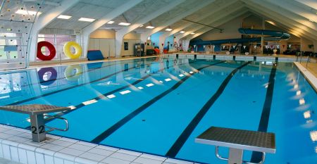 Sportzentrum Tondern Außenansicht mit Flaggen vor dem Eingang