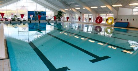 Sportzentrum Tondern Außenansicht mit Flaggen vor dem Eingang
