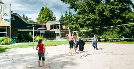 Große Wiese mit spielenden Kindern vor der Jugendherberge Uelzen