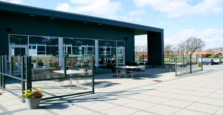 Sport- und Freizeitzentrum Skaerbaek Aussenanlagen und Zugang zu Bungalows