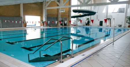 Sport- und Freizeitzentrum Skaerbaek Aussenanlagen und Zugang zu Bungalows