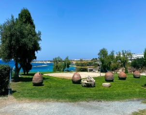 Coral Beach Hotel & Resort Image four
