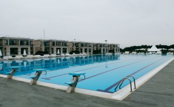 Weitläufige Empfangshalle des Titanic Deluxe Hotels mit stilvollen Sitzbereichen und hochwertigem Design.