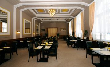 Außenansicht des Hotels Goldener Hecht, ein charmantes Gebäude in traditionellem Stil mit blauen Fensterrahmen und einer einladenden Atmosphäre.