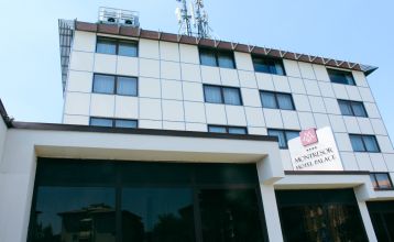 Außenansicht des Montresor Hotel Palace in Verona mit modernem Gebäude und stilvollem Design