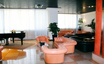 Außenansicht des Montresor Hotel Palace in Verona mit modernem Gebäude und stilvollem Design