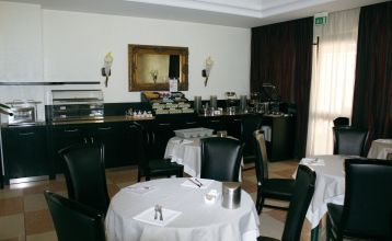 Außenansicht des Montresor Hotel Palace in Verona mit modernem Gebäude und stilvollem Design