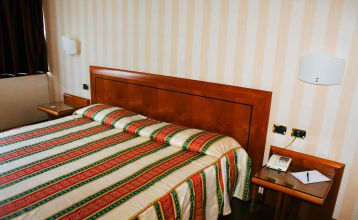 Außenansicht des Montresor Hotel Palace in Verona mit modernem Gebäude und stilvollem Design