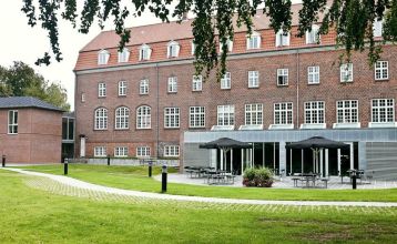 Danhostel Esbjerg Aussenansicht mit Grünanlage und Terrasse