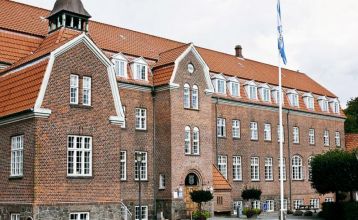 Danhostel Esbjerg Aussenansicht mit Grünanlage und Terrasse