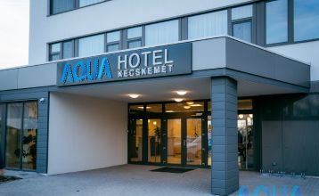 Übersicht des Hotels aus der Vogelperspektive. Das Hotel ist umgeben von Außenpools, Wasserrutschen und gepflegten Grünflächen.