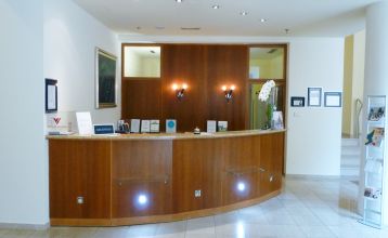 Außenansicht des eleganten Hotels Bristol in Opatija, mit kunstvoll verzierten Balkonen und klassischer Architektur