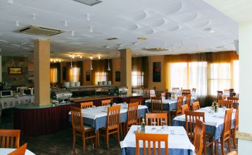Außenansicht des Hotel Giulietta Romeo mit heller Fassade, Balkonen und gepflegtem Eingangsbereich