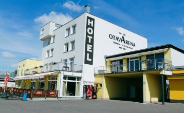Außenansicht des Hotels OtavArena mit moderner Fassade und Sonnenterrasse.