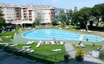 Außenansicht des Hotel Samba mit mehreren Etagen, Balkonen und einem großen Poolbereich in sonniger Umgebung.
