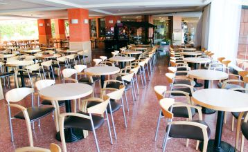 Außenansicht des Hotel Samba mit mehreren Etagen, Balkonen und einem großen Poolbereich in sonniger Umgebung.