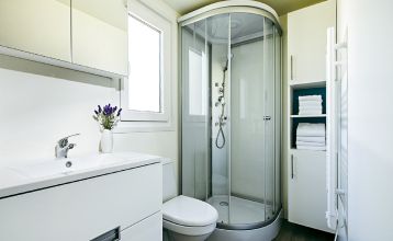 Außenansicht eines modernen Mobilheims mit Holzverkleidung und überdachter Terrasse im Mobile Homes Terme Ptuj.