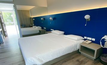 Sonnendurchfluteter Terrassenbereich des Park Beach Hotels mit Sitzmöglichkeiten.