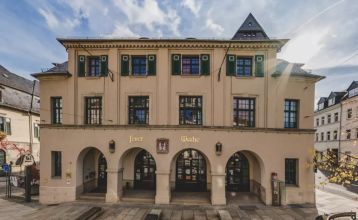 Vorderansicht des Jugendgästehauses in Plauen, ein schönes, rustikales Gebäude, das ehemals eine Feuerwachse war