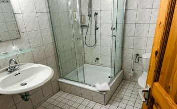 Luftaufnahme des Sport und Seminar Center Radevormwald mit umliegenden Sportanlagen