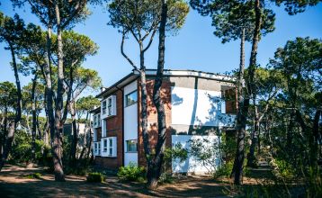 Moderne Unterkunft im Pinienwald – Teil des Hotels Riva del Sole in der Toskana
