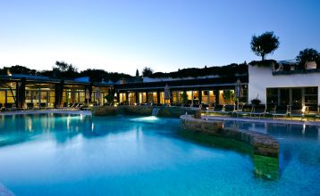 Moderne Unterkunft im Pinienwald – Teil des Hotels Riva del Sole in der Toskana
