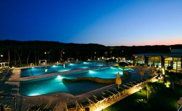 Moderne Unterkunft im Pinienwald – Teil des Hotels Riva del Sole in der Toskana
