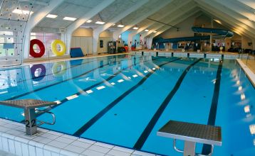 Sportzentrum Tondern Außenansicht mit Flaggen vor dem Eingang