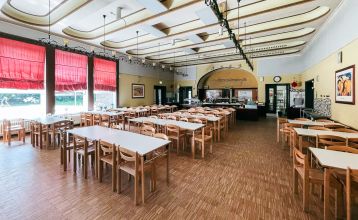Große Wiese mit spielenden Kindern vor der Jugendherberge Uelzen