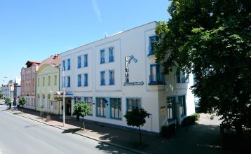 Außenansicht des Hotels Goldener Hecht, ein charmantes Gebäude in traditionellem Stil mit blauen Fensterrahmen und einer einladenden Atmosphäre.