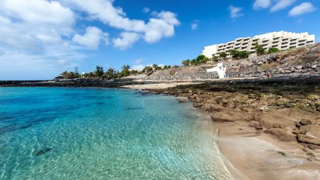https://www.schwimmtrainingslager.com/de/media/catalog/product/cache/da432fc9ee79dfca32e073c2235ab4d7/s/c/schwimmtrainingslager_barcelo_lanzarote9.jpg